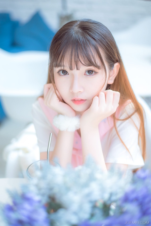 “让他们疯够了就给我滚回去，我们先回城！”没有再看那些兴奋的西域兵，就像没见过世面的土包子一样，连那些破铜烂铁都要抢。